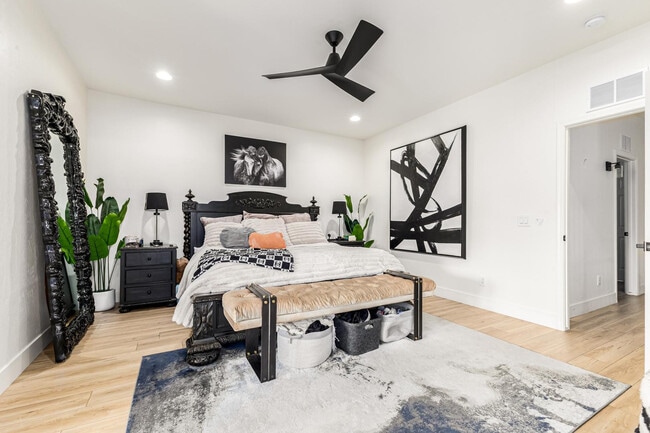 Building Photo - 2707 W Lamar Rd