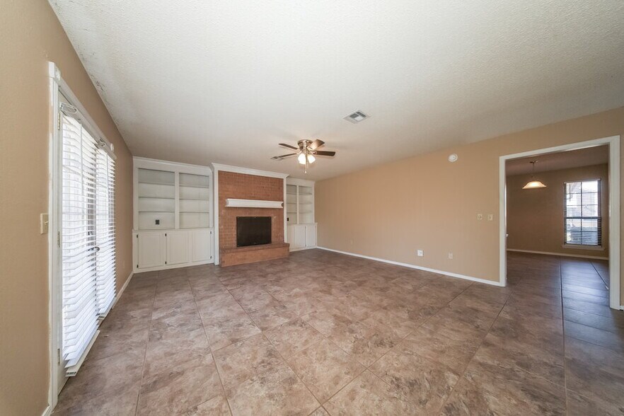 Building Photo - 11040 N Eagle Ln