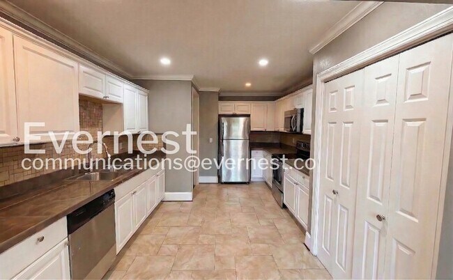 Building Photo - 2102 Vine St