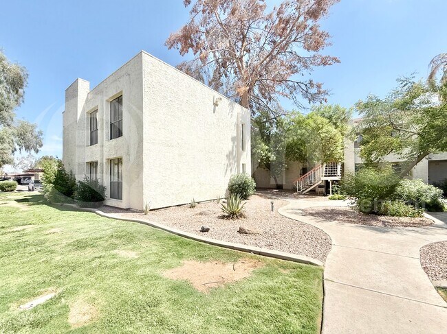 Building Photo - 3119 W Cochise Dr