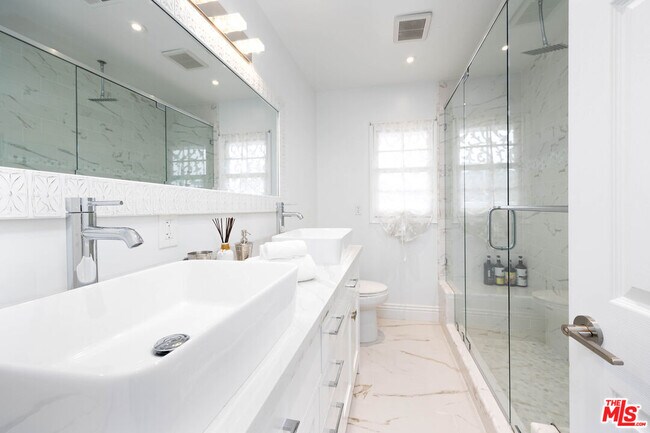 Building Photo - 1110 W Muirlands Dr