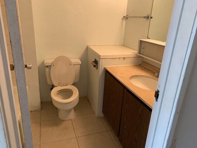 Building Photo - STUDIO 1 BATH UNIT