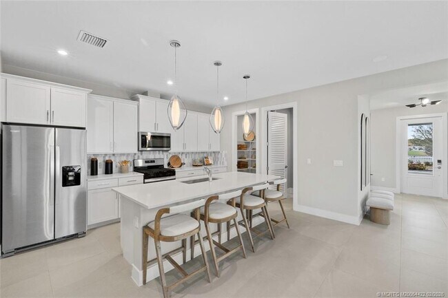 Building Photo - 823 SW Pr Ave