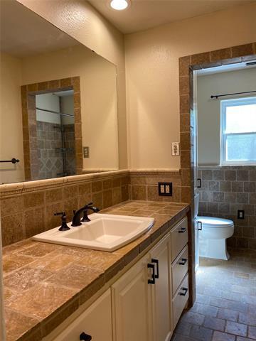 Building Photo - 2026 River Oaks Cir