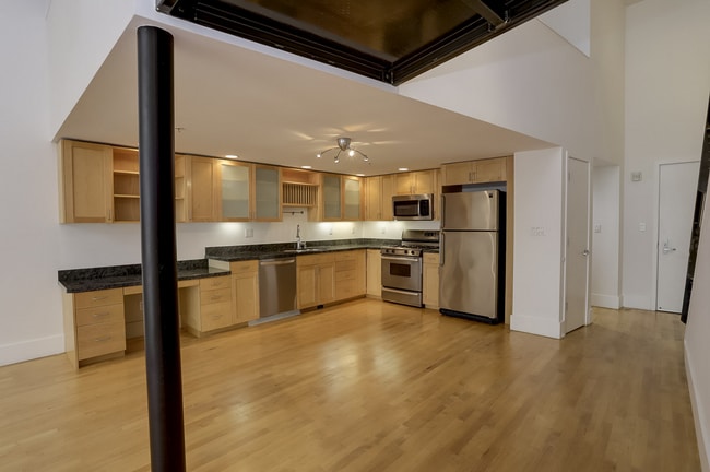 Building Photo - Luxurious Live/Work Loft in great DogPatch...