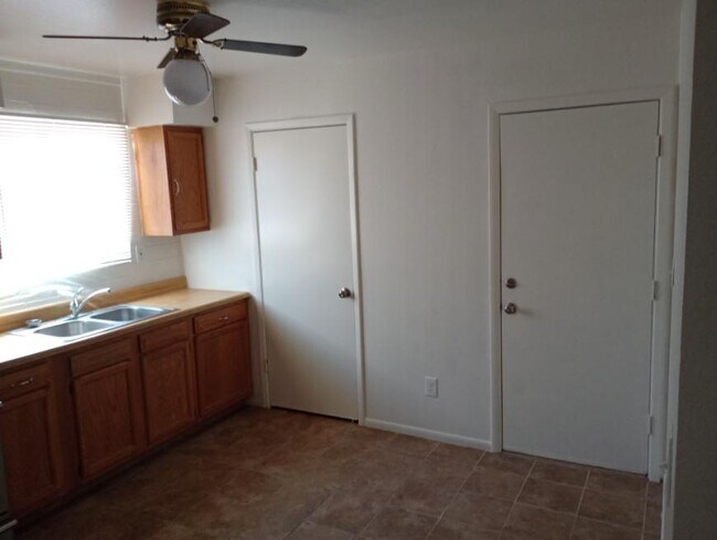Building Photo - 3 bedroom in Eloy AZ 85131
