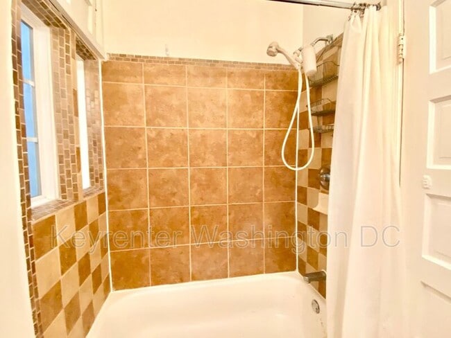 Building Photo - 1204 Holbrook St NE