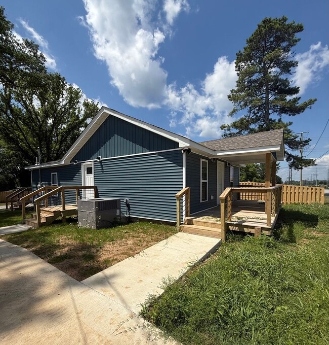 Building Photo - 2108 Veterans Dr