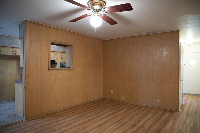 Building Photo - Available Now! 3 Bedroom 2 Bath Near TJC!