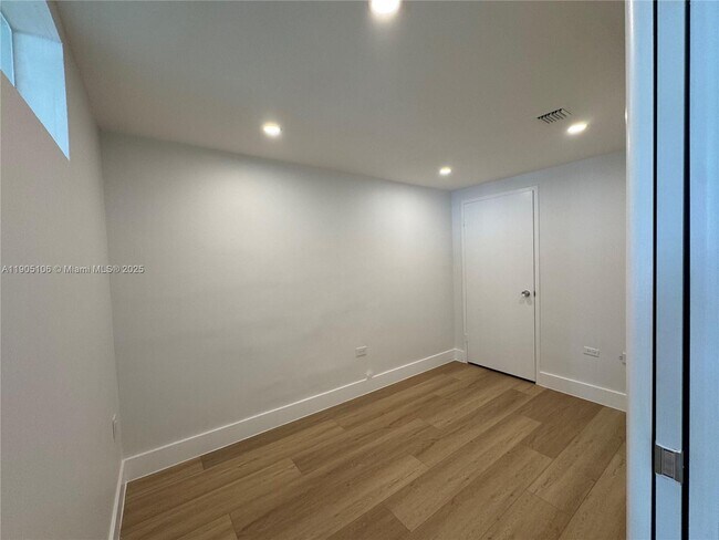 Building Photo - 825 Brickell Bay Dr