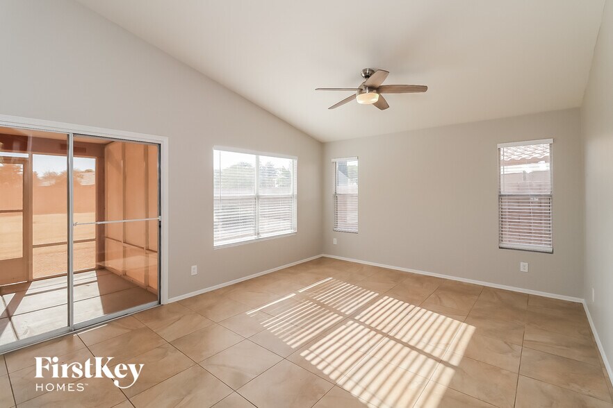 Building Photo - 12557 W Holly St