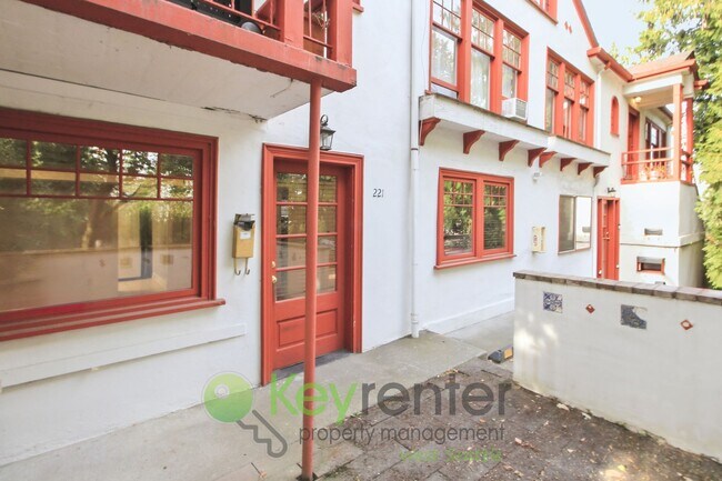 Building Photo - 221-221 E Louisa St