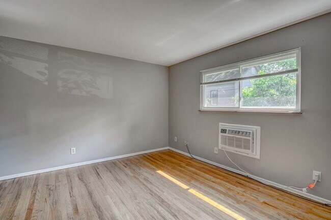 Building Photo - 1389 W Galbraith Rd