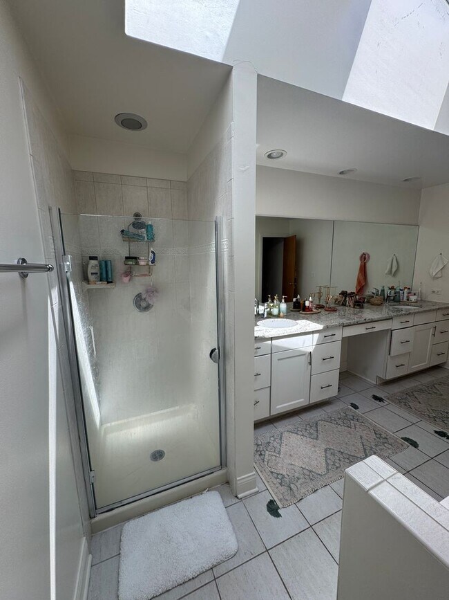 Building Photo - 4 Bedroom, 3 Bathroom Impressive Lincoln P...