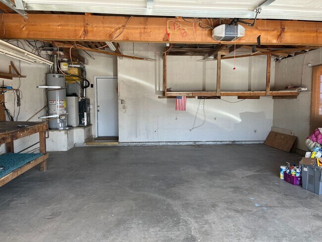 Building Photo - 4-Bedroom Home in Hesperia!