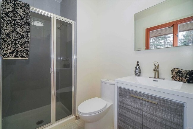 Building Photo - 242 Store Hill Rd