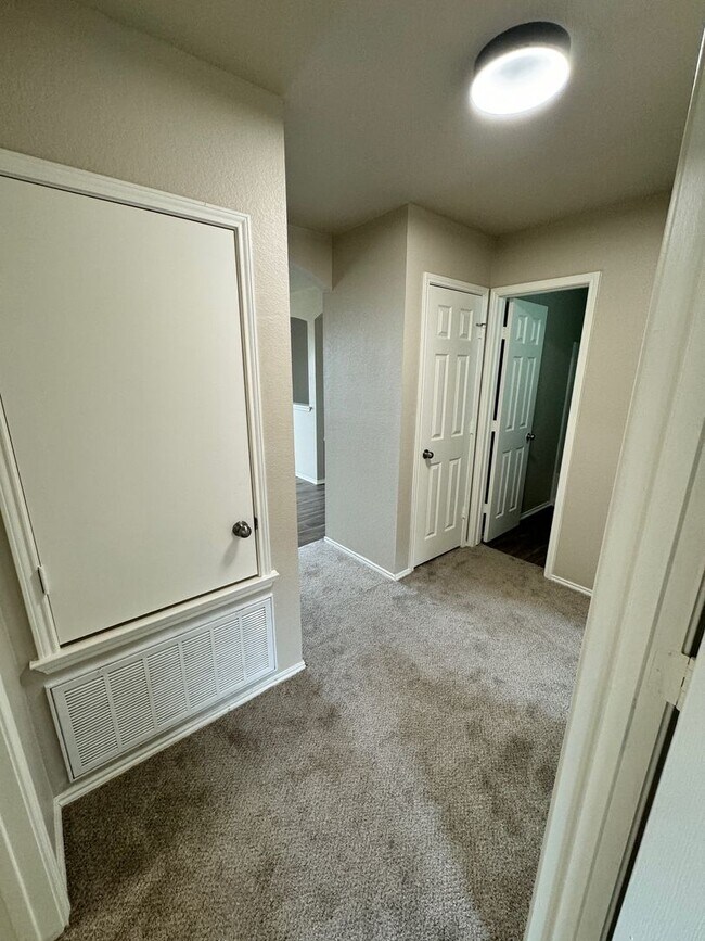 Building Photo - Beautifully 3 Bed, 2 Bath Renovated Home N...