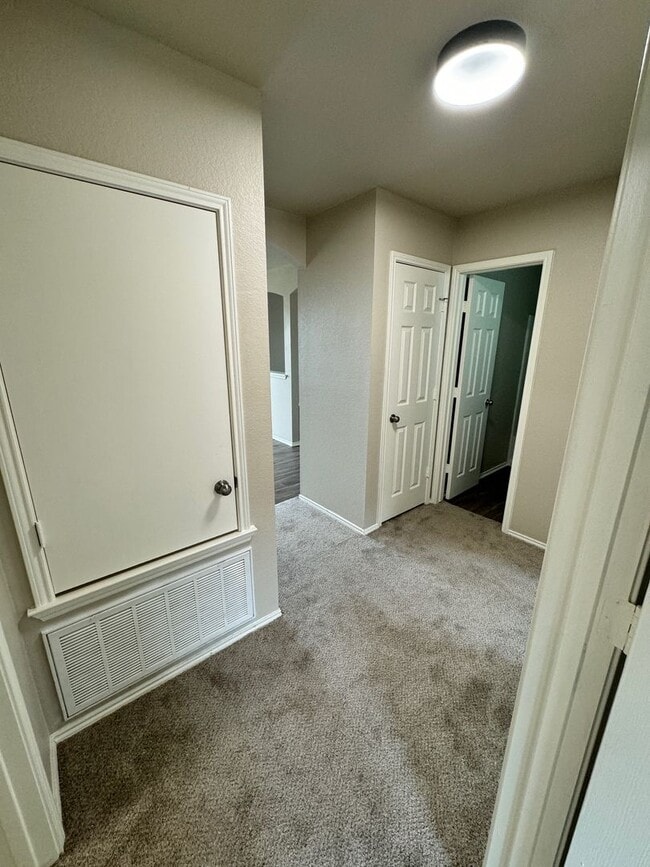 Building Photo - Ready For Move In! A Must See Modern & Spa...