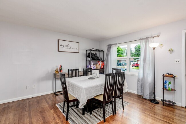 Building Photo - Charming 3-Bedroom Coastal Home in the Hea...