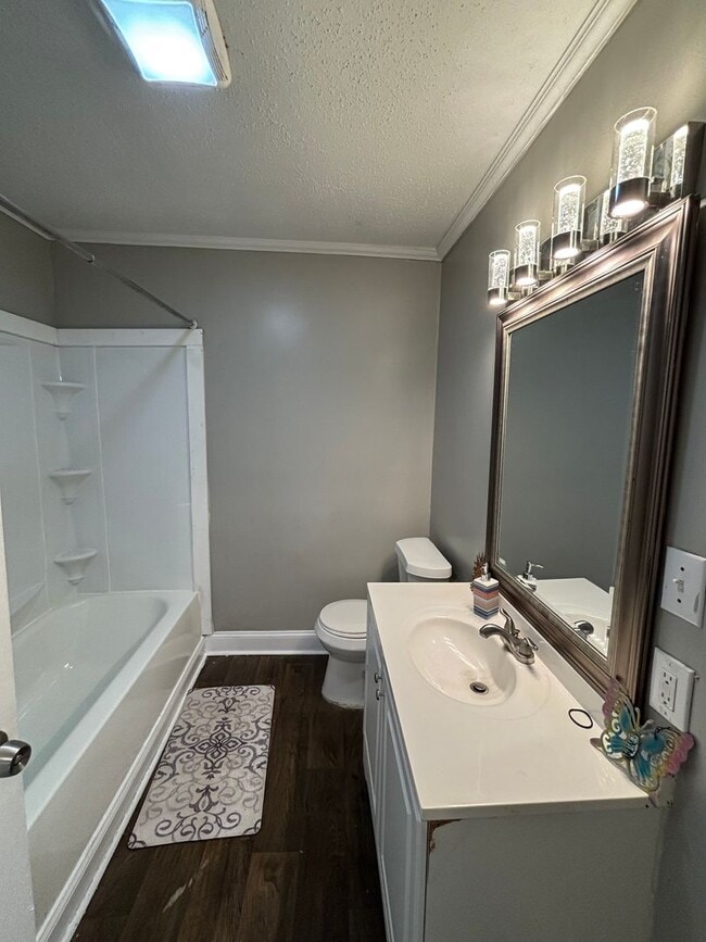 Building Photo - Coming Soon! 3 bedroom 1 bathroom house !