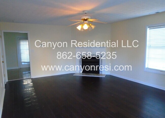 Building Photo - Beautiful 3b Room!Move in ready!