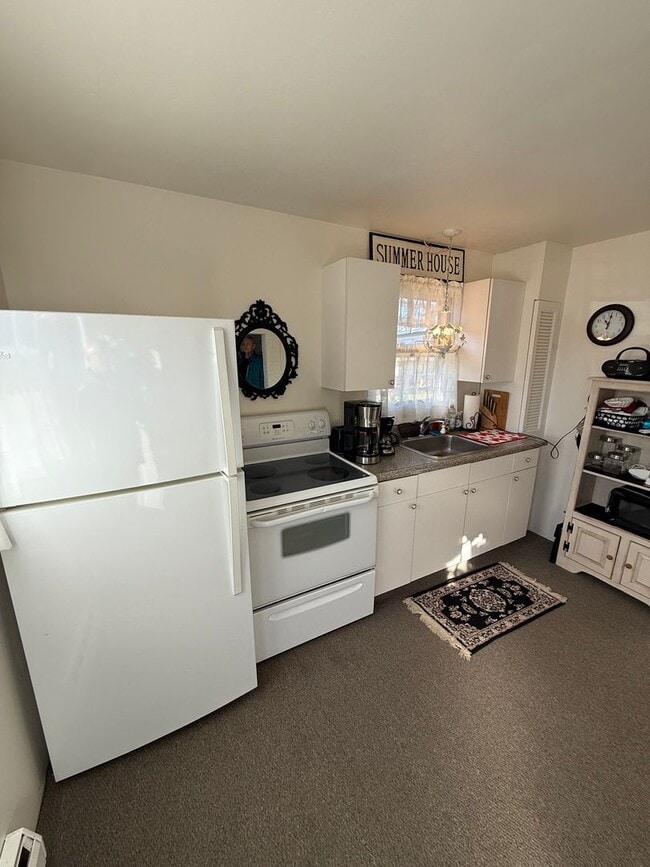 Building Photo - Charming Cottage in Newportville