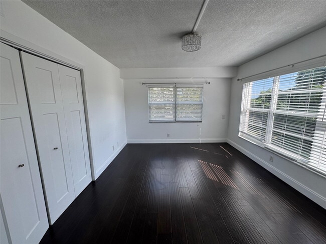 Building Photo - 3150 N Palm Aire Dr