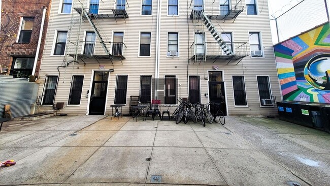 Building Photo - No Fee,  2 bed / 1 bath apartment in Prime...