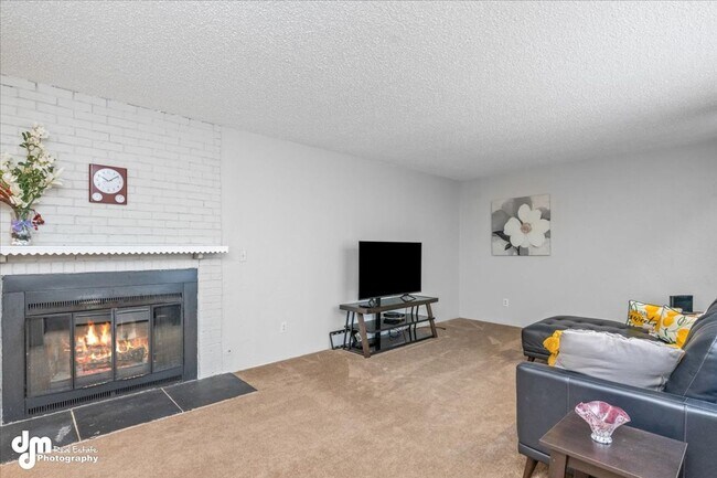 Building Photo - The Single-Family Alternative: 3BD/2BA Triplex Unit with Modern Comforts