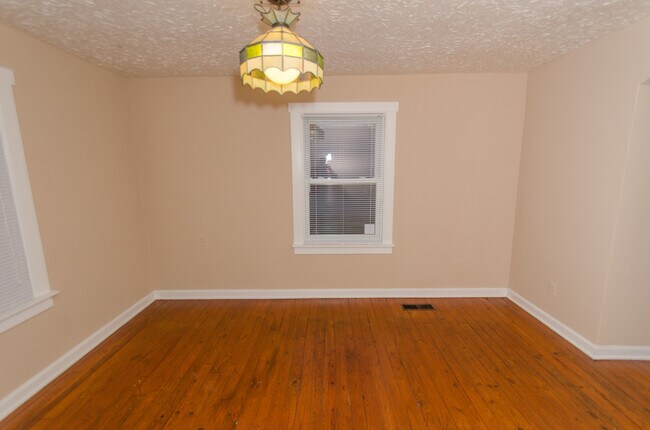 Building Photo - Spacious 3 bedroom, 1 bath Home - Availabl...