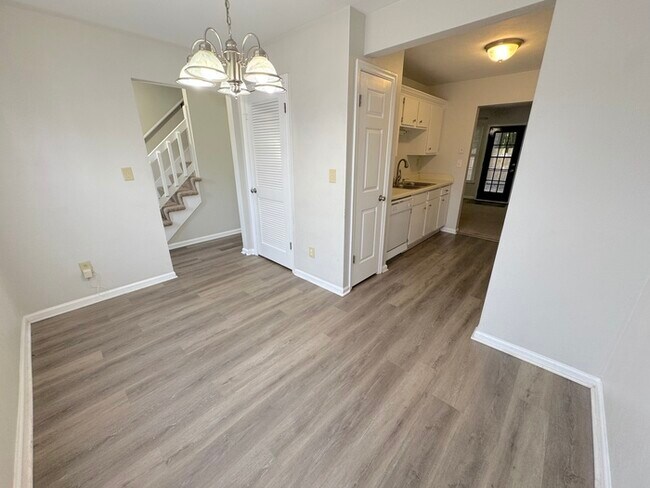 Building Photo - Come visit this cute 3 bedroom 1.5 bath in Chesapeake