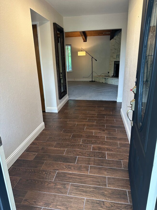 Building Photo - Beautifully maintained home in a peaceful setting