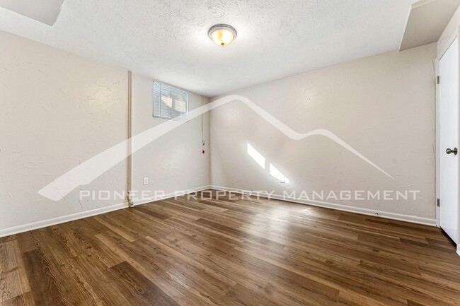 Building Photo - Newly Renovated Half-Duplex with Huge Fenc...