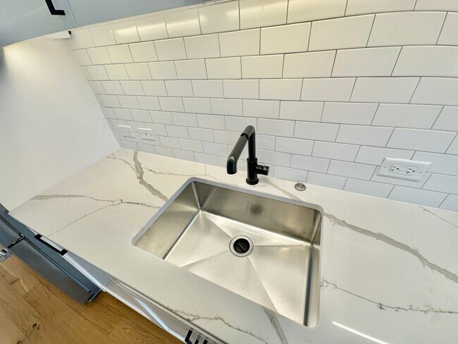 Building Photo - MOVE -IN SPECIAL-FREE RENT! Luxury 2 Bedro...