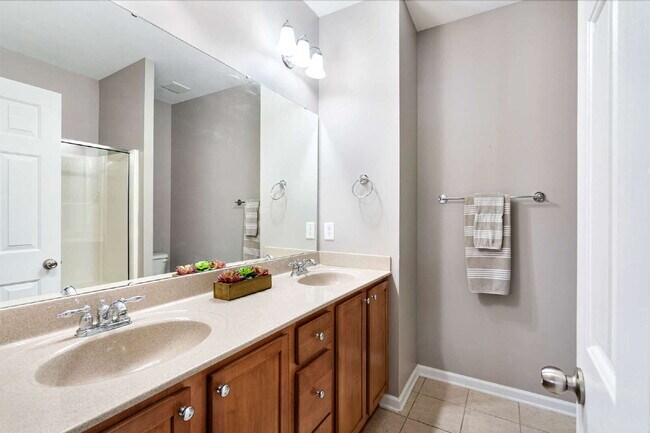 Building Photo - Charming 3-Bed/3.5 Bath Townhouse with 211...