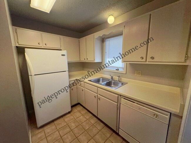 Building Photo - 605 Cooper Estates Dr