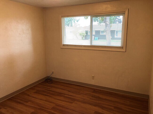 Building Photo - Updated 3 bedroom 1 bath house in Springfi...