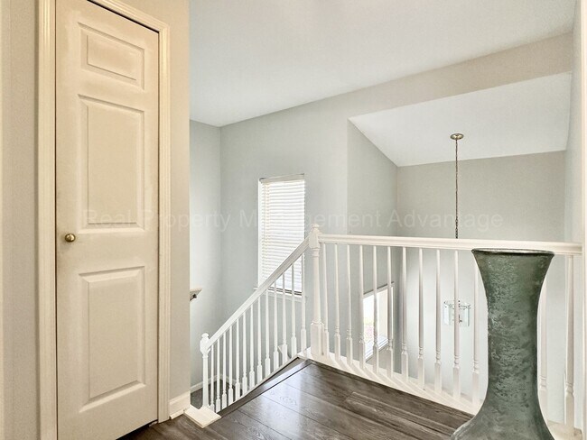 Building Photo - Beautifully Updated 2-Bedroom Townhouse w/ Finished Basement - Close to Royal Oak, Ferndale, Plea...