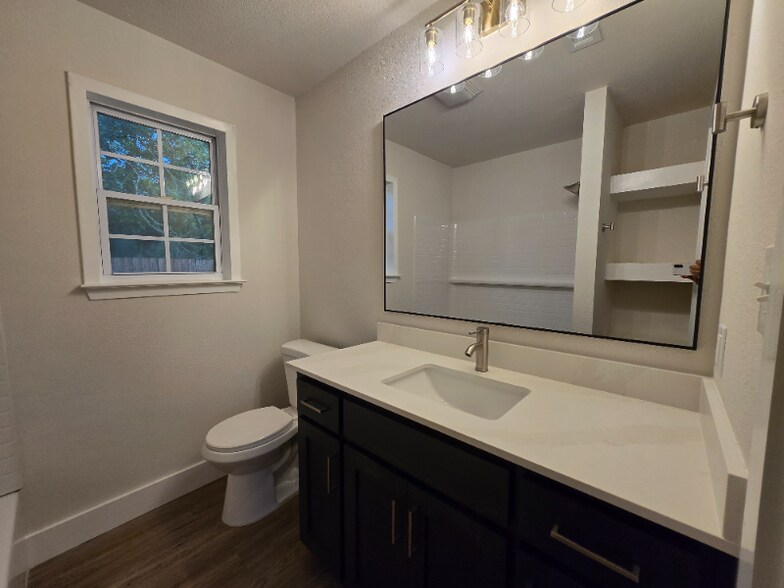 Building Photo - 411 E 4th St