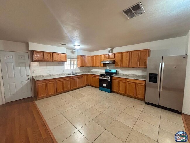 Building Photo - 572 Lenrey Ave