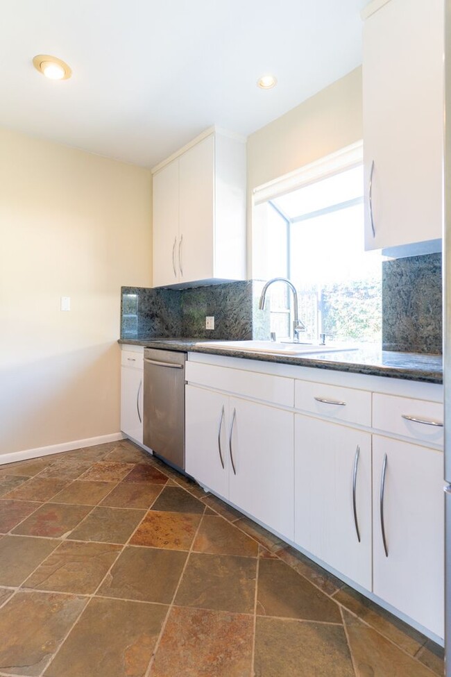 Building Photo - Beautiful 3b2b Home with Private Fenced Ya...