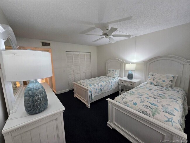 Building Photo - 316 NE Edgewater Dr