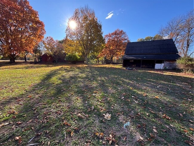 Building Photo - 930 W Bloomfield Rd