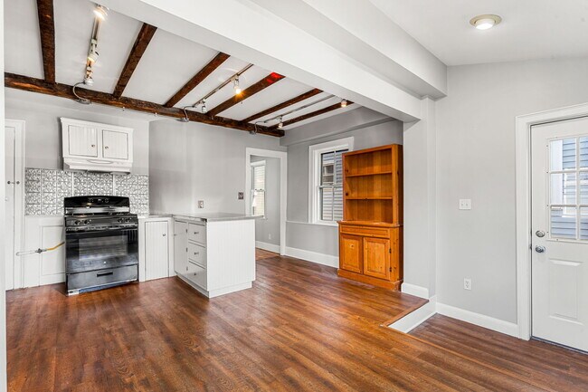 Building Photo - 8 Carlton St