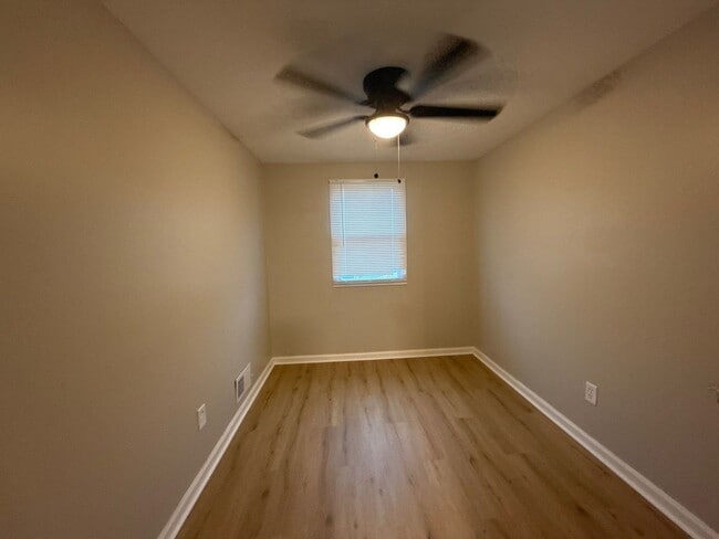 Building Photo - Three Bedroom Home In Essex