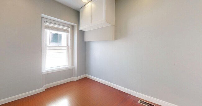 Building Photo - 315 Silver St