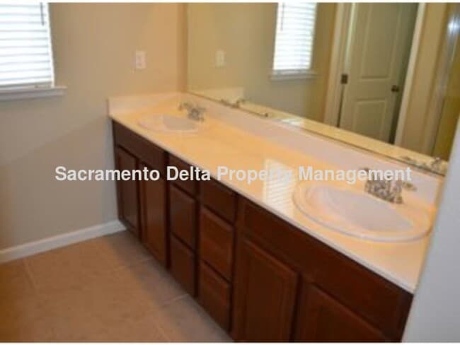 Building Photo - Avail 7/21 - 2 bedroom home in gated commu...