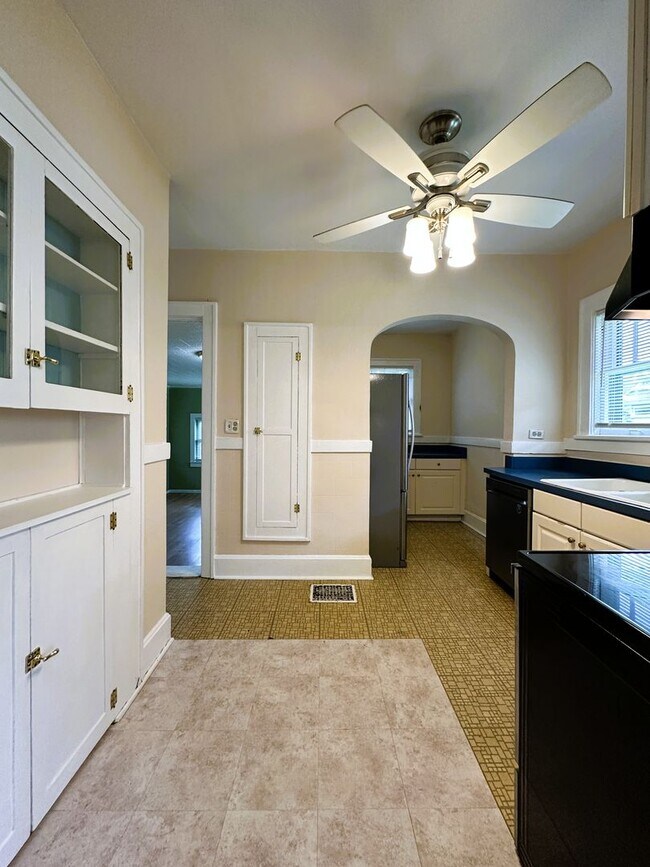 Building Photo - Beautiful, Historic House! Hardwood Floors, Full Basement, Detached Garage; W/D, Pets Ok!