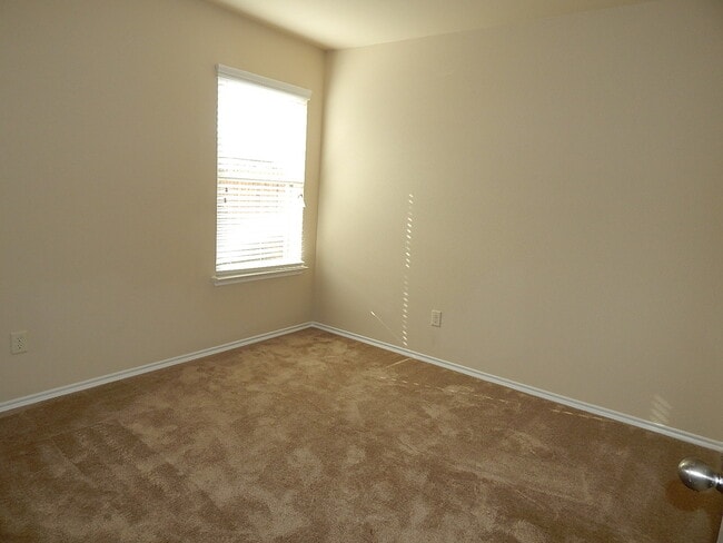 Building Photo - Beautiful 4 Bedroom Available in The Verandah