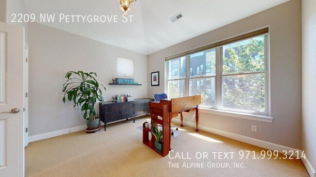 Building Photo - 2209 NW Pettygrove St